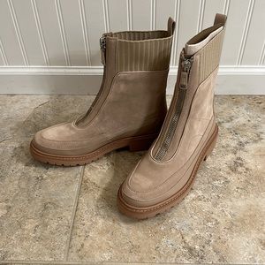 Sam Edelman Genia
Asin:B094BHTK6H
Color:Mink Grey
Size:8.5
Width:M